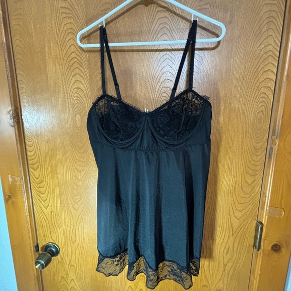 Elegant Black Lace Chemise - Picture 6 of 6